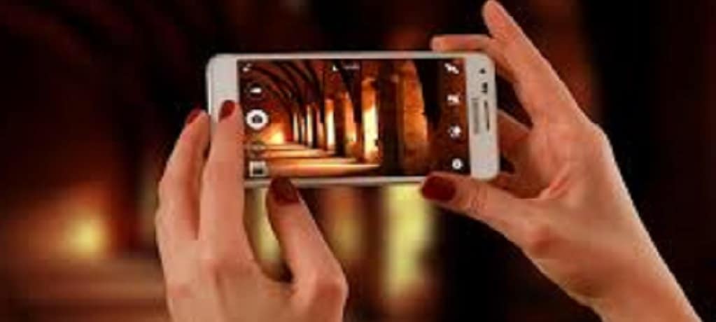 holding celphone and taking picture